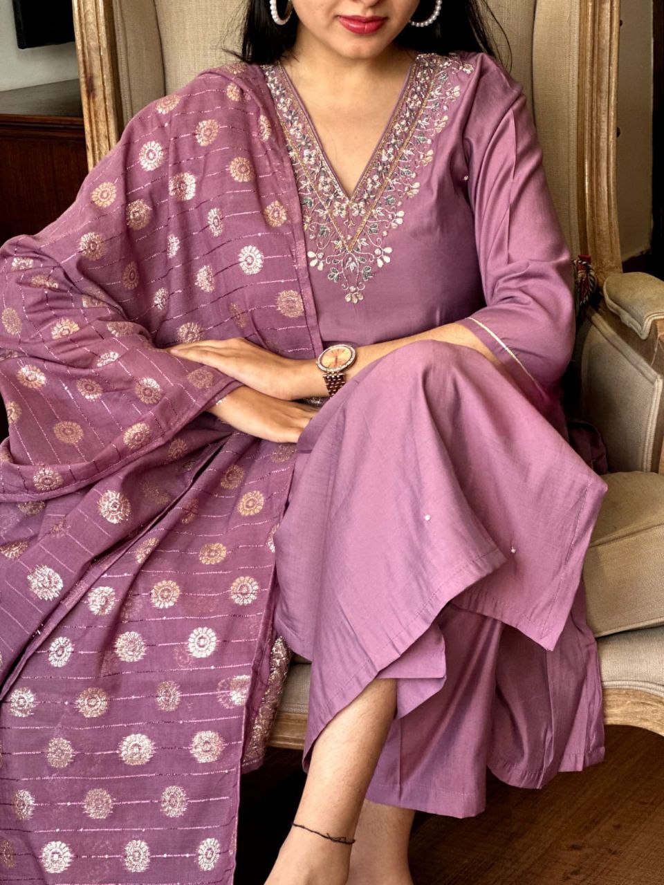 पार्टी वियर लुक: दुपट्टे के साथ टॉप और बॉटम में खूबसूरत दिखें