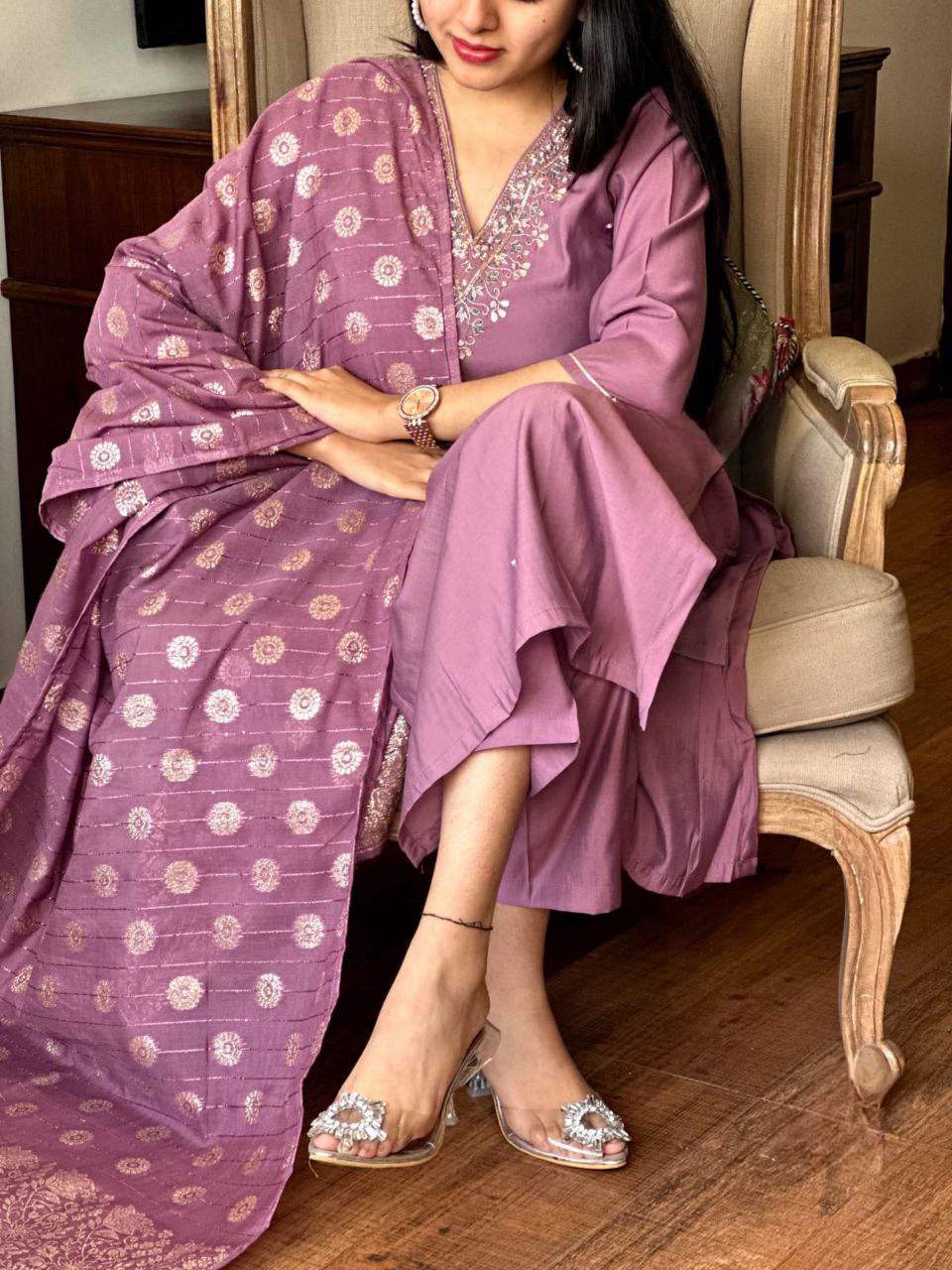 पार्टी वियर लुक: दुपट्टे के साथ टॉप और बॉटम में खूबसूरत दिखें