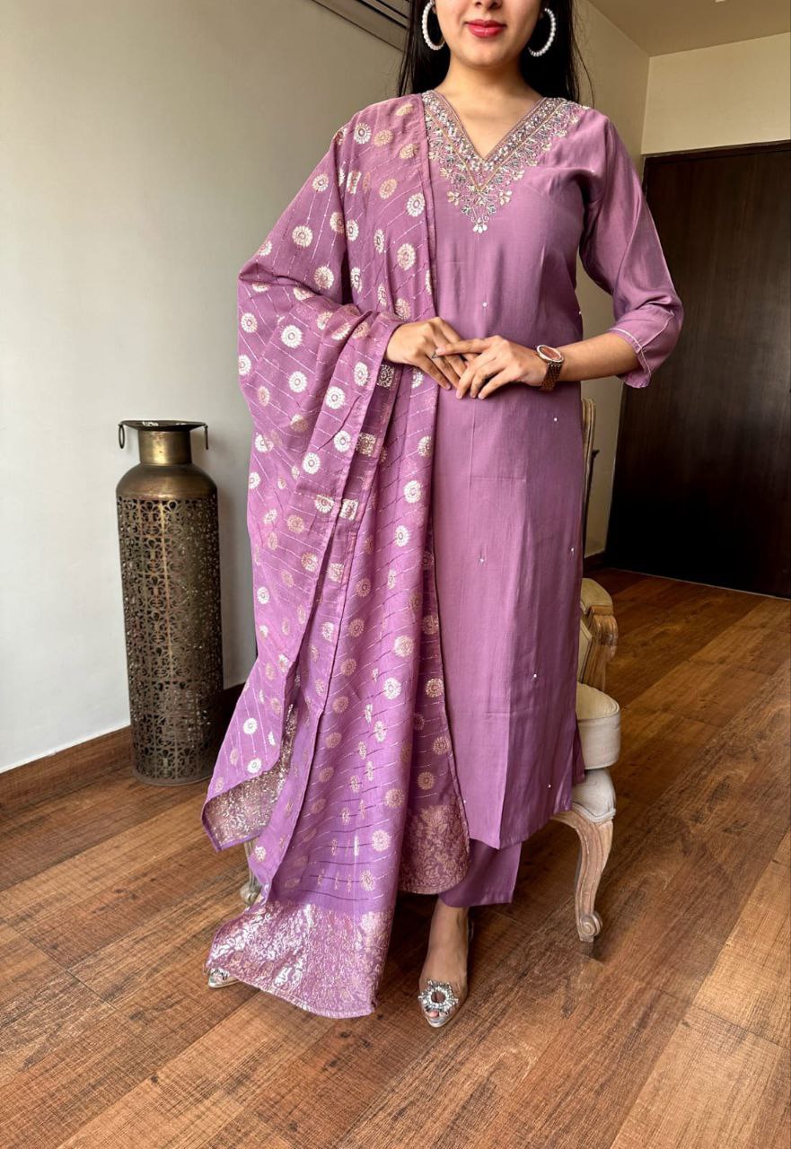 पार्टी वियर लुक: दुपट्टे के साथ टॉप और बॉटम में खूबसूरत दिखें