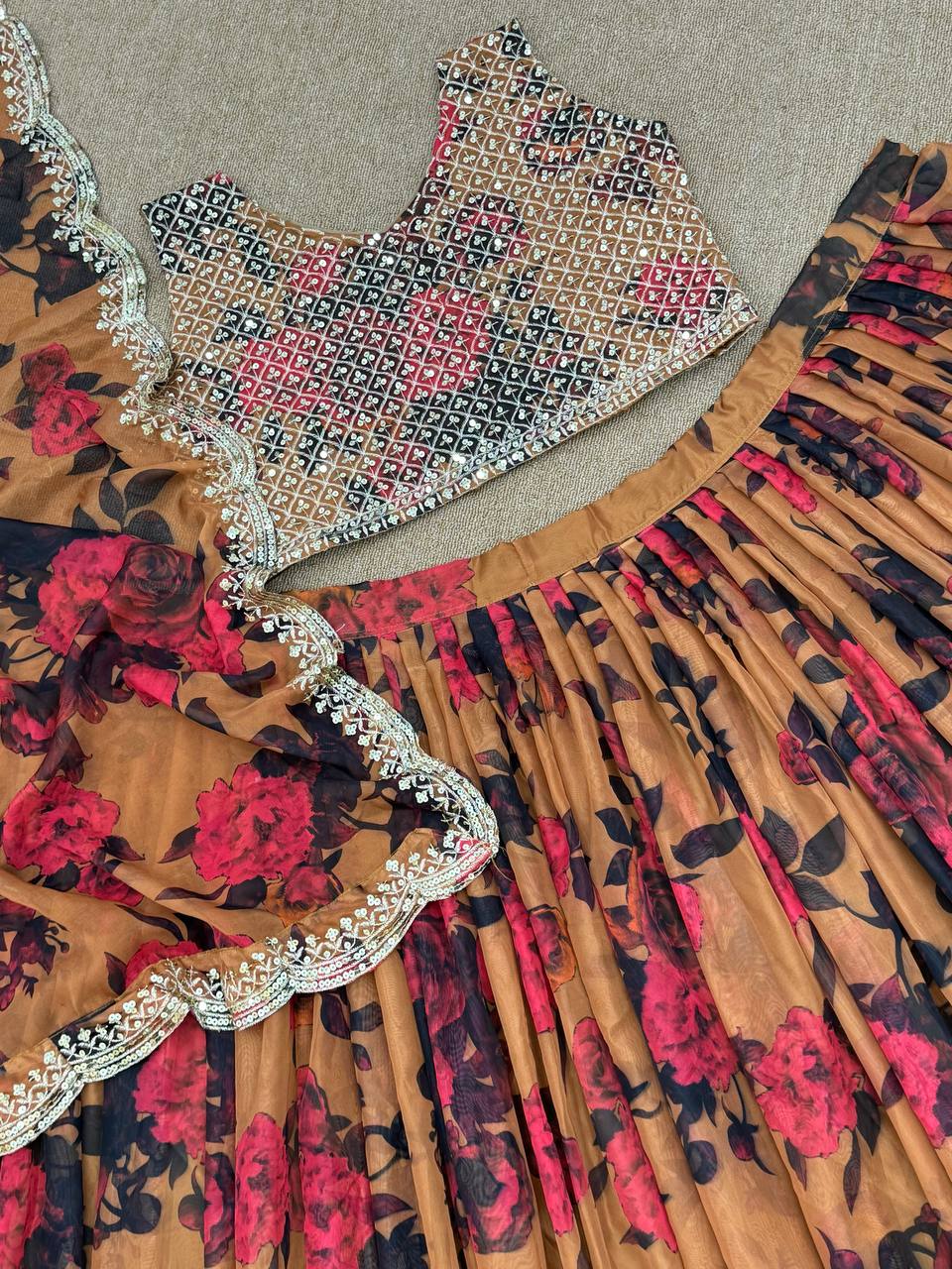 डिजिटल प्रिंट के साथ पार्टी वियर डिज़ाइनर लहंगा चोली