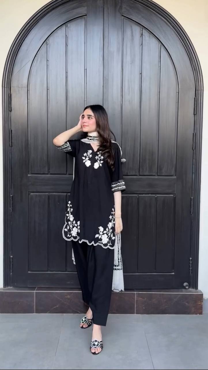 पार्टी वियर लुक: दुपट्टे के साथ टॉप और बॉटम में खूबसूरत दिखें