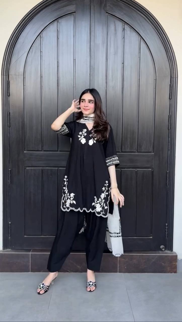 पार्टी वियर लुक: दुपट्टे के साथ टॉप और बॉटम में खूबसूरत दिखें