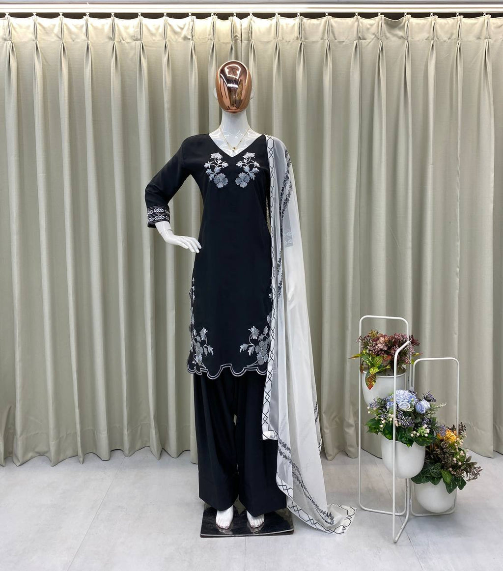 पार्टी वियर लुक: दुपट्टे के साथ टॉप और बॉटम में खूबसूरत दिखें