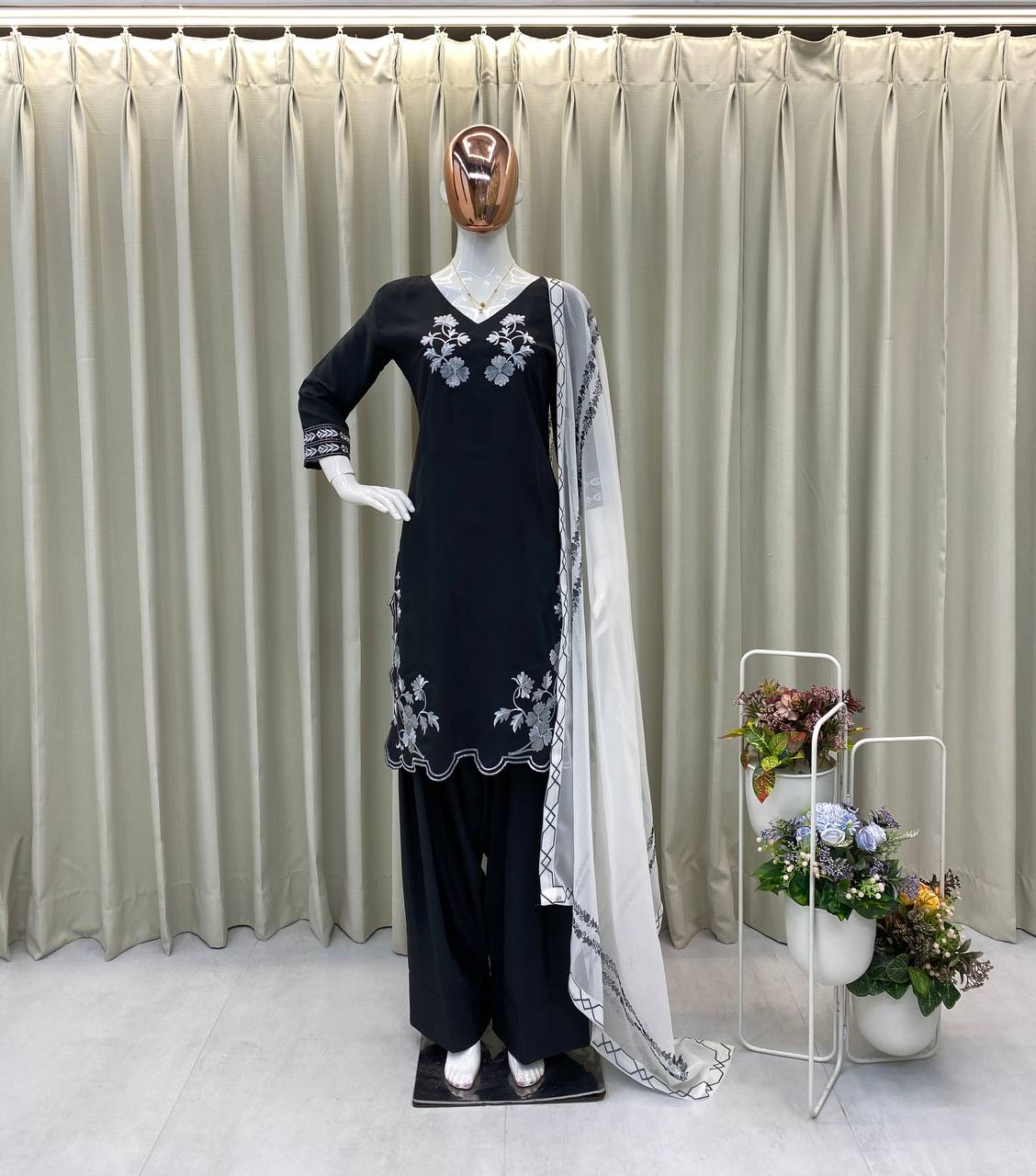 पार्टी वियर लुक: दुपट्टे के साथ टॉप और बॉटम में खूबसूरत दिखें