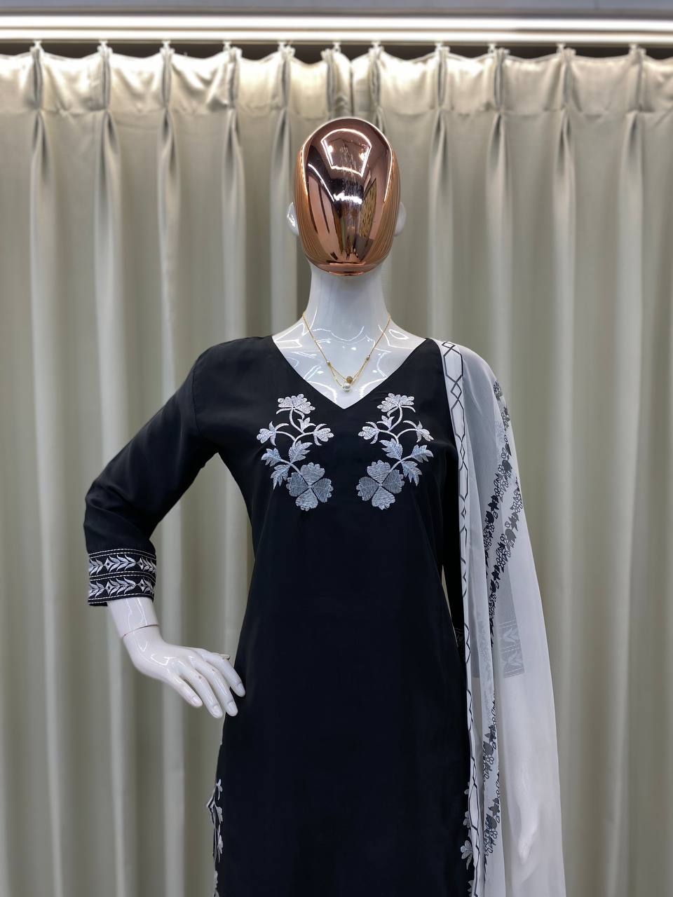 पार्टी वियर लुक: दुपट्टे के साथ टॉप और बॉटम में खूबसूरत दिखें