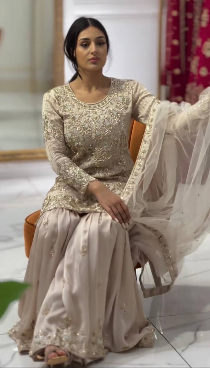 डिज़ाइनर पार्टी वियर लुक फैंसी टॉप-दुपट्टा और गरारा