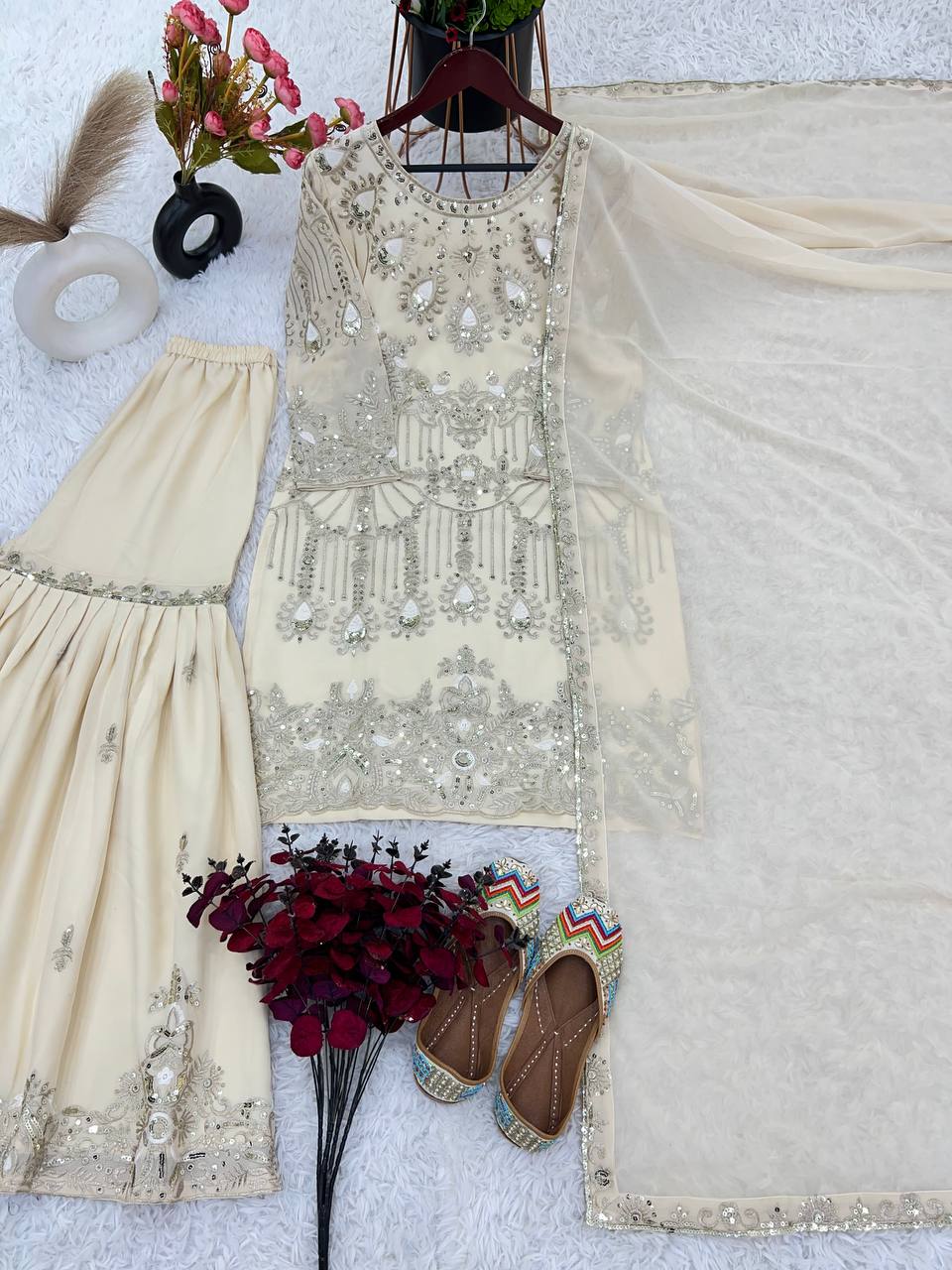 डिज़ाइनर पार्टी वियर लुक फैंसी टॉप-दुपट्टा और गरारा