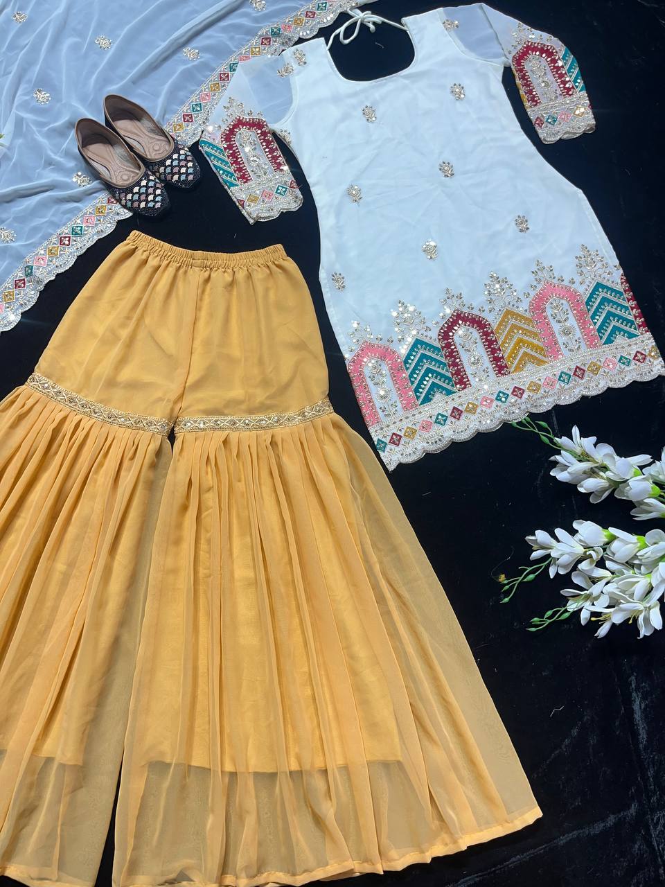 डिज़ाइनर पार्टी वियर लुक टॉप, शरारा प्लाज़ो और दुपट्टा