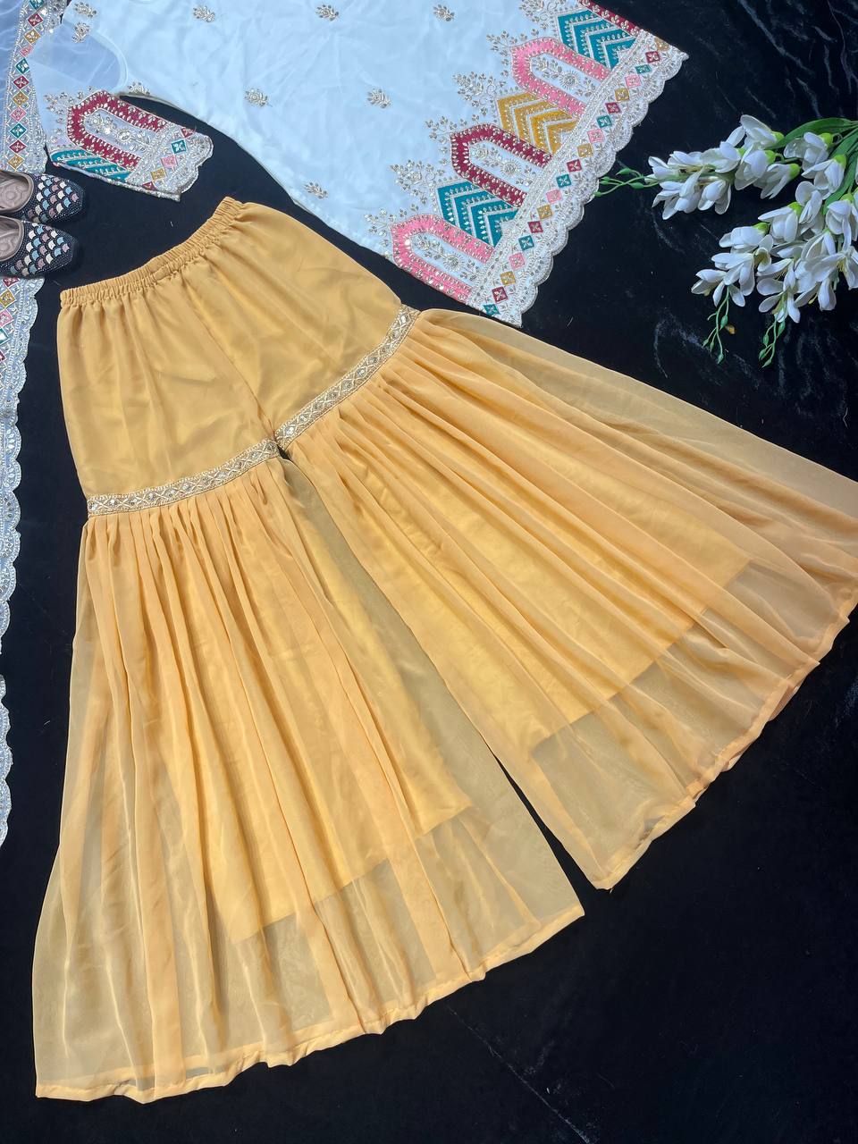 डिज़ाइनर पार्टी वियर लुक टॉप, शरारा प्लाज़ो और दुपट्टा