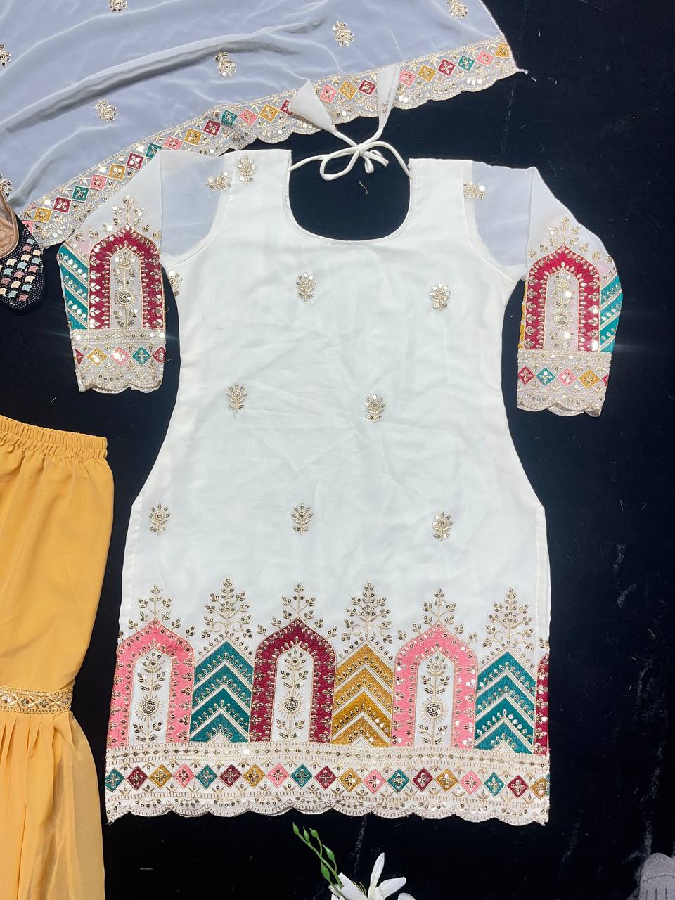 डिज़ाइनर पार्टी वियर लुक टॉप, शरारा प्लाज़ो और दुपट्टा