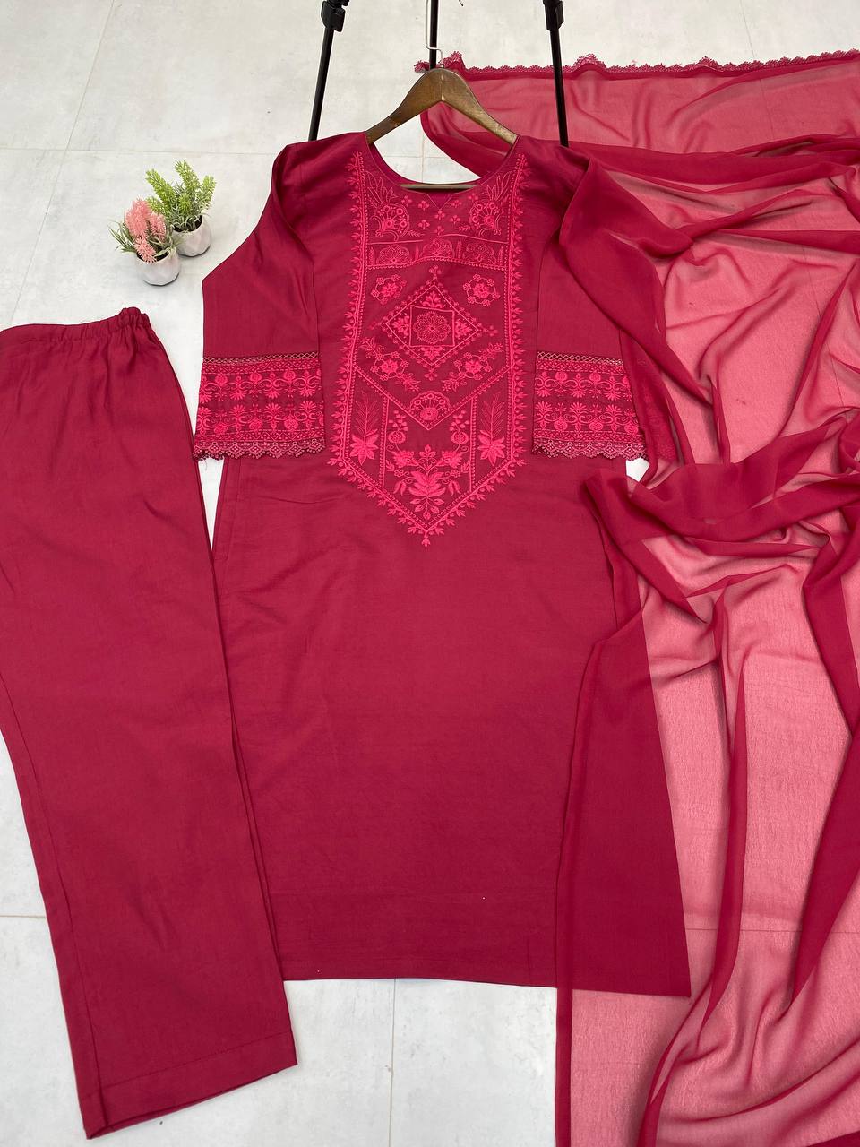 पार्टी वियर डिज़ाइनर टॉप-बॉटम और खूबसूरत दुपट्टा