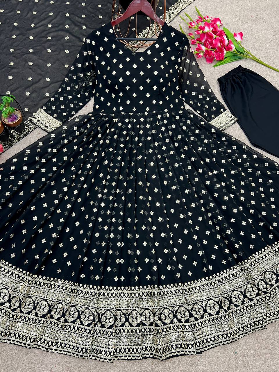 डिज़ाइनर पार्टी वियर लुक गाउन बॉटम और दुपट्टे के साथ