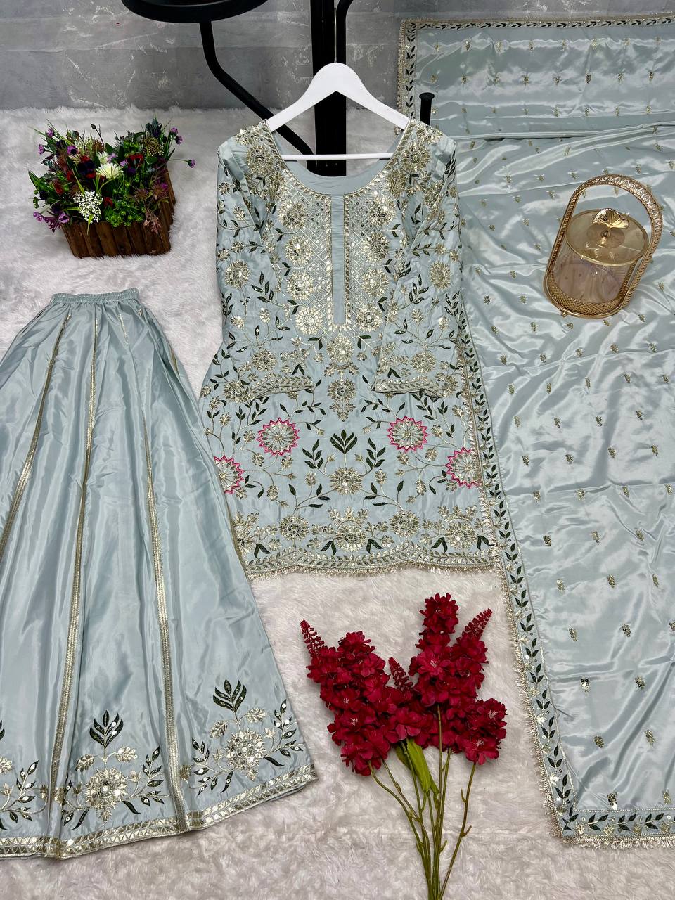 सुंदर कढ़ाई और सीक्वेंस वर्क वाला डिज़ाइनर सूट सेट