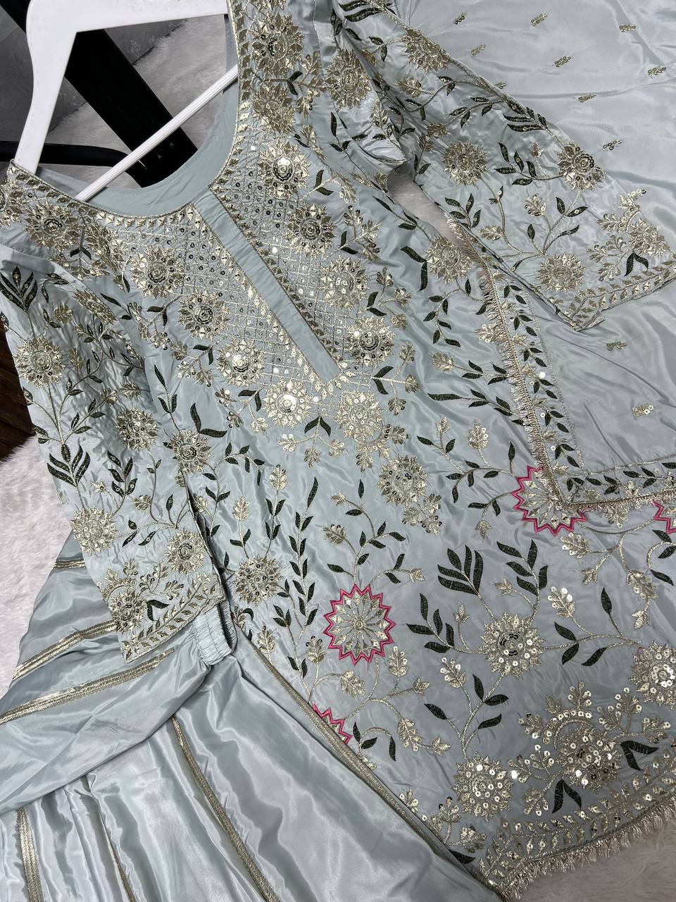 सुंदर कढ़ाई और सीक्वेंस वर्क वाला डिज़ाइनर सूट सेट