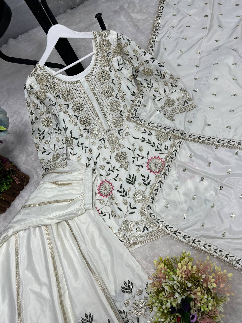 सुंदर कढ़ाई और सीक्वेंस वर्क वाला डिज़ाइनर सूट सेट