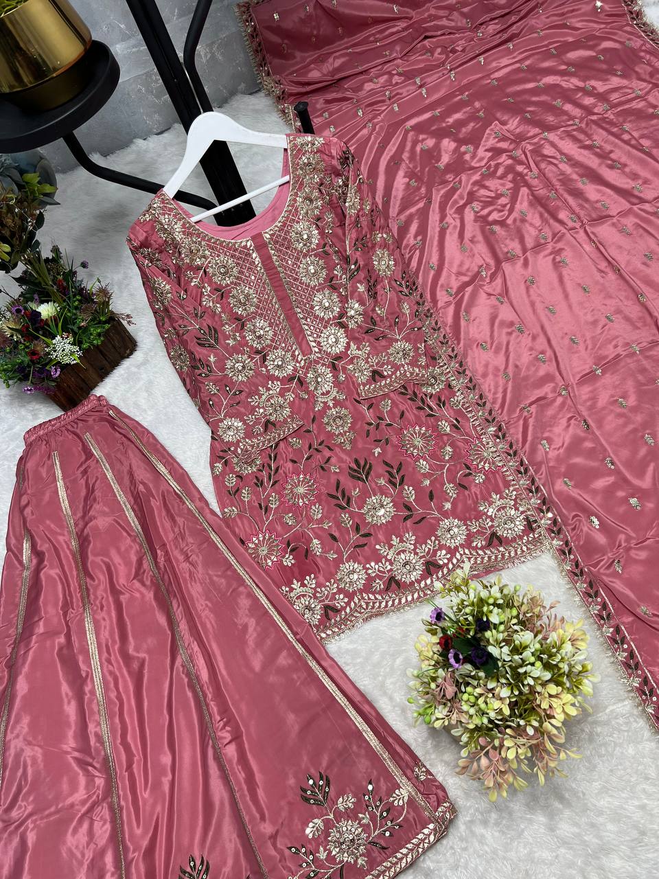 सुंदर कढ़ाई और सीक्वेंस वर्क वाला डिज़ाइनर सूट सेट