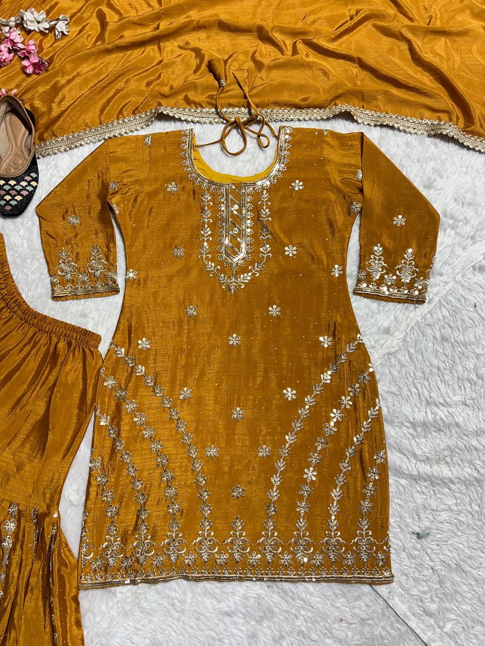 फैंसी बॉर्डर और लेस वर्क के साथ कढ़ाई वाला डिज़ाइनर सूट सेट