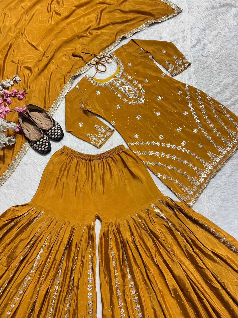 फैंसी बॉर्डर और लेस वर्क के साथ कढ़ाई वाला डिज़ाइनर सूट सेट