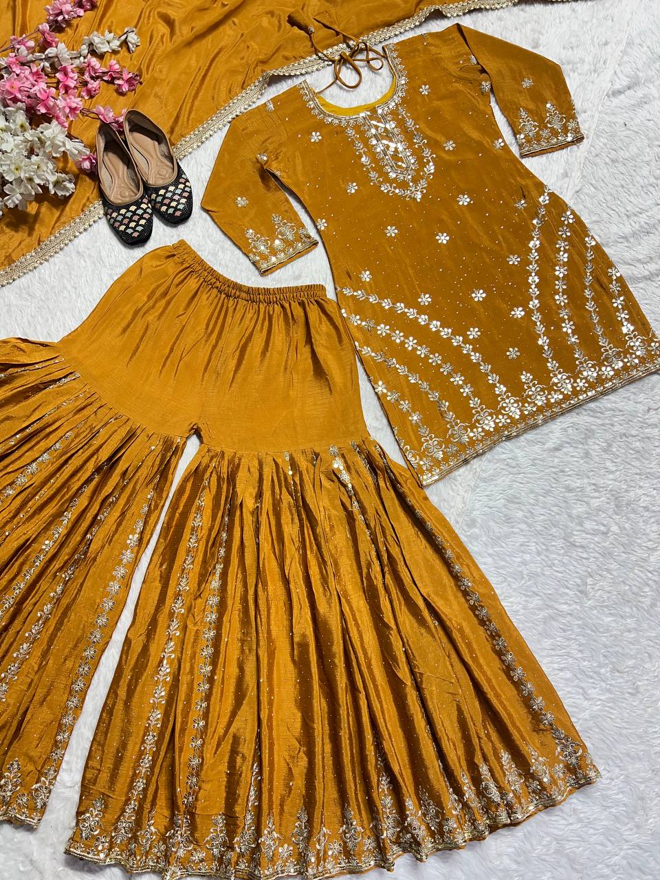 फैंसी बॉर्डर और लेस वर्क के साथ कढ़ाई वाला डिज़ाइनर सूट सेट