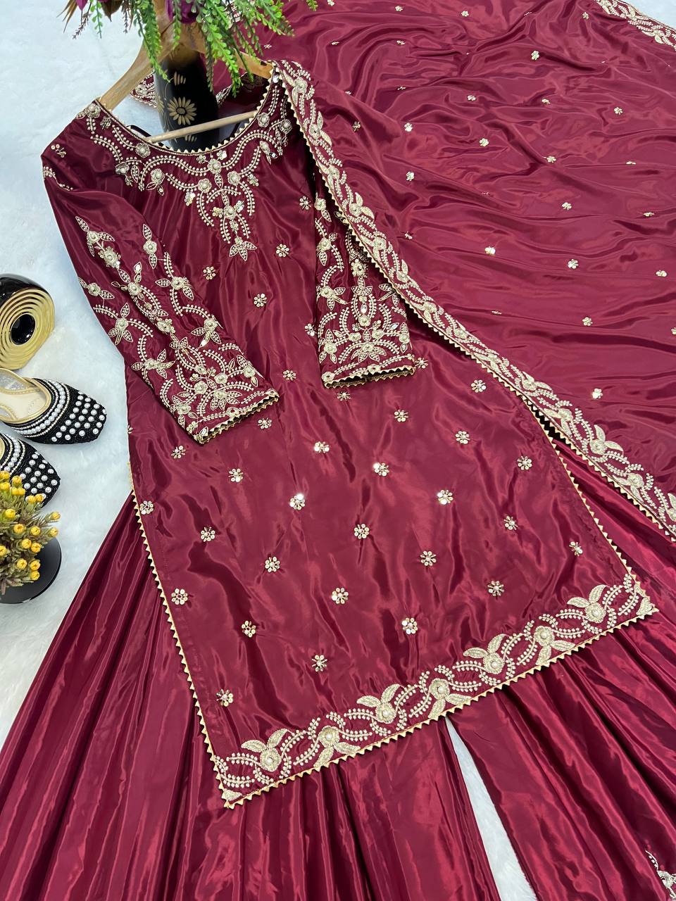 पार्टी वियर टॉप-बॉटम और दुपट्टा मोती वर्क कढ़ाई वर्क के साथ