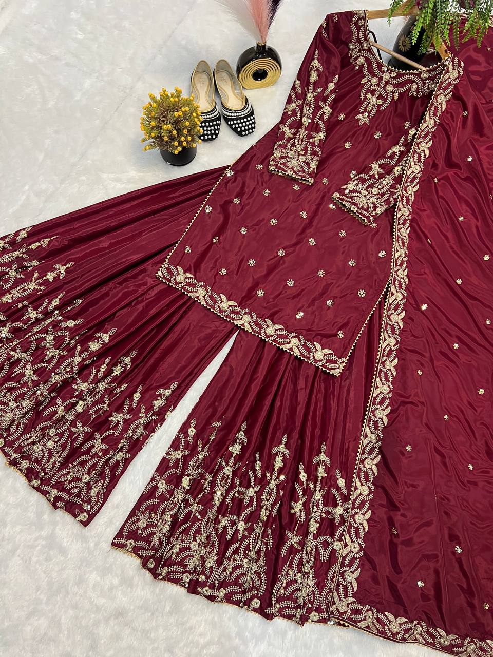 पार्टी वियर टॉप-बॉटम और दुपट्टा मोती वर्क कढ़ाई वर्क के साथ