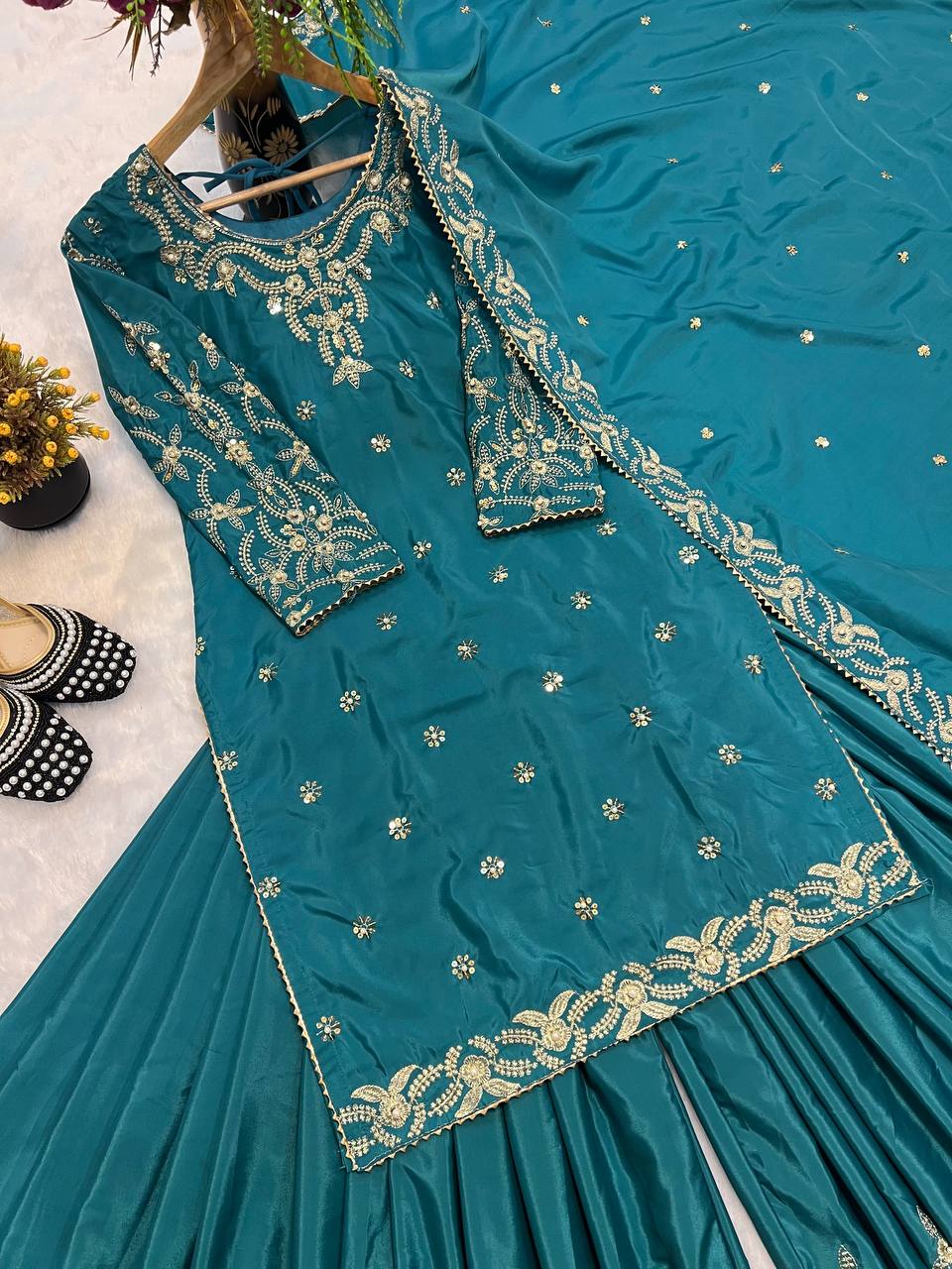 पार्टी वियर टॉप-बॉटम और दुपट्टा मोती वर्क कढ़ाई वर्क के साथ