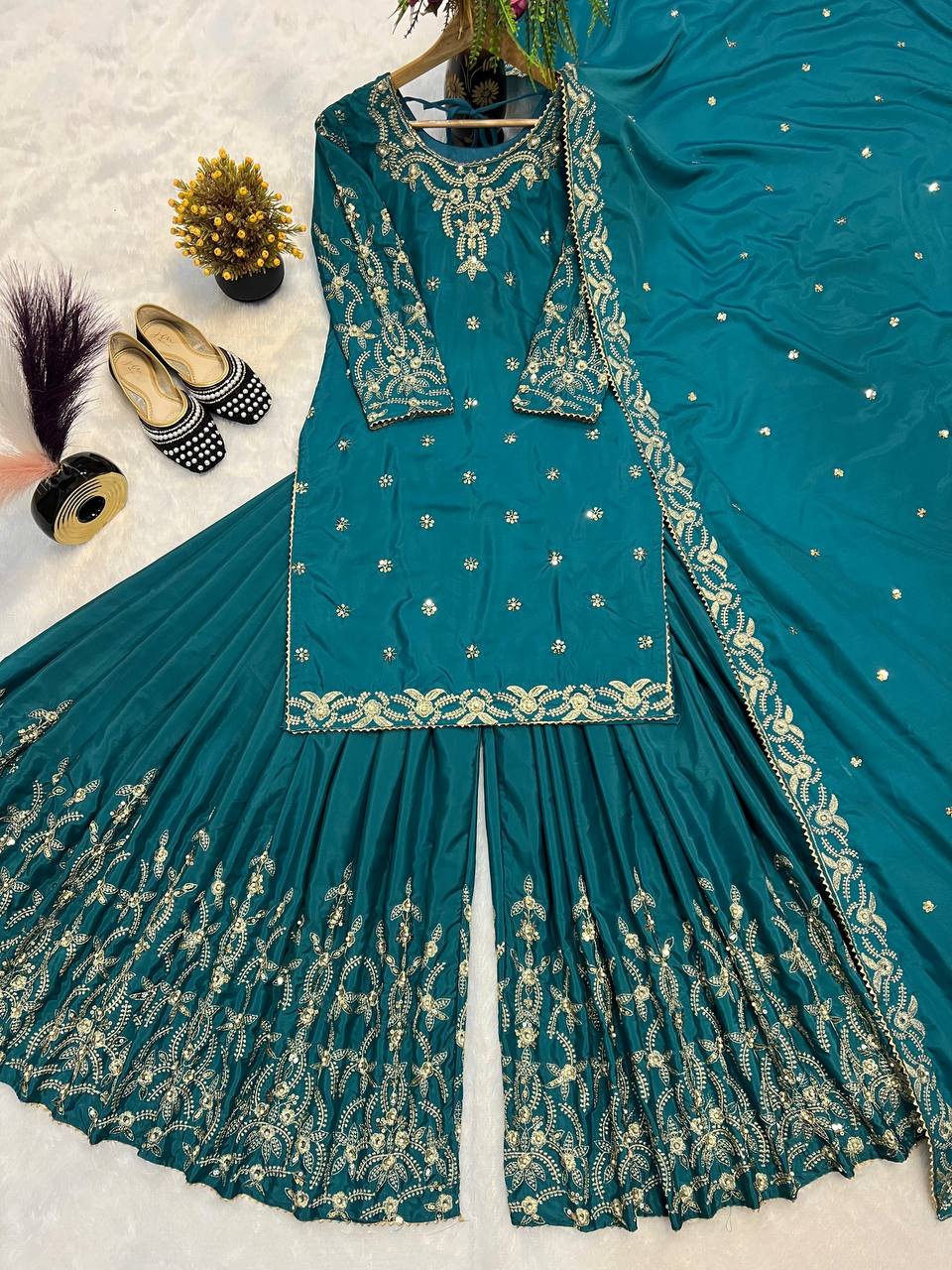 पार्टी वियर टॉप-बॉटम और दुपट्टा मोती वर्क कढ़ाई वर्क के साथ