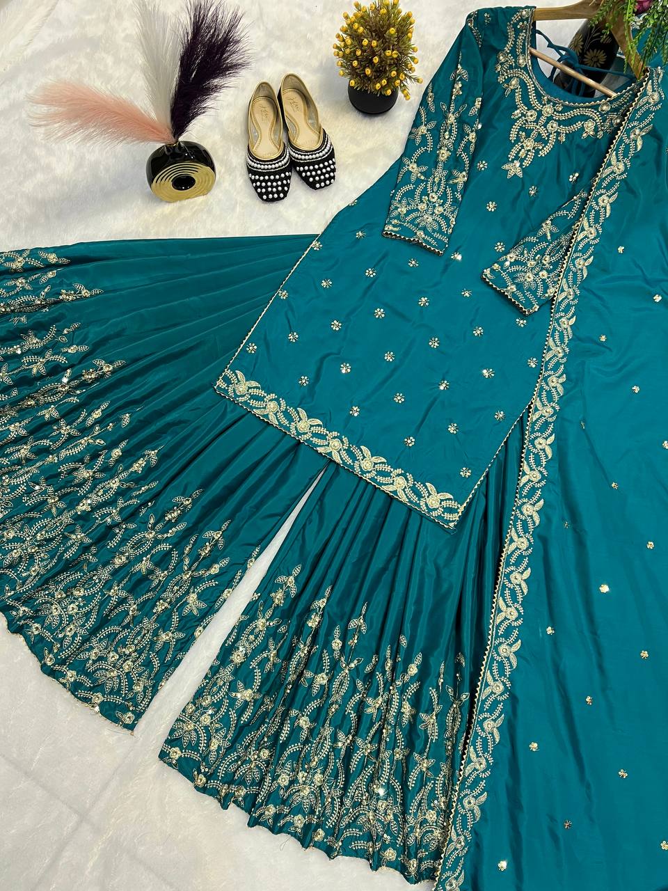 पार्टी वियर टॉप-बॉटम और दुपट्टा मोती वर्क कढ़ाई वर्क के साथ