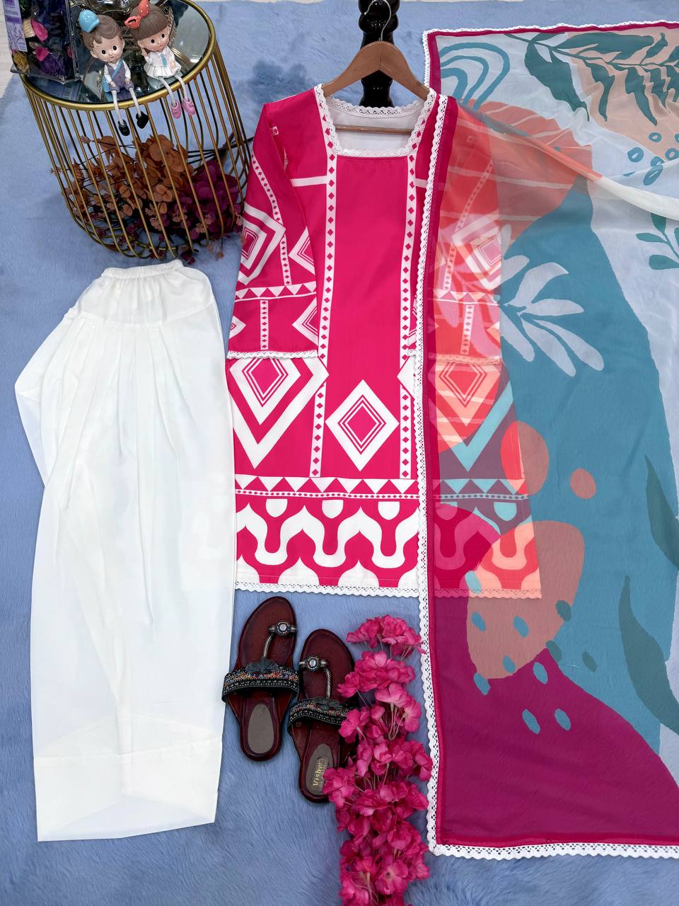 डिजिटल प्रिंट के साथ डिज़ाइनर पार्टी वियर लुक को-ऑर्ड्स सेट