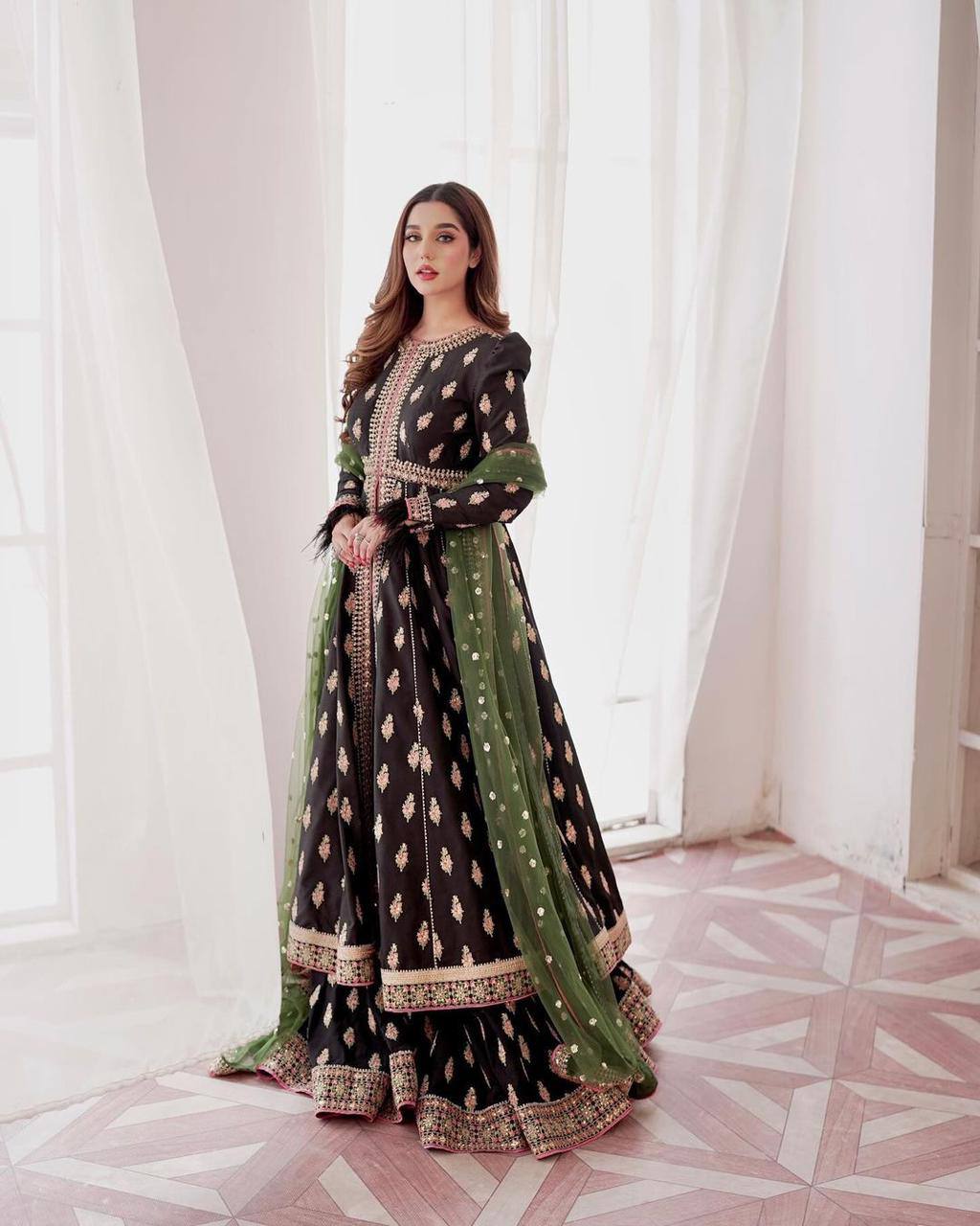 पार्टी वियर लुक डिज़ाइनर गाउन और दुपट्टा