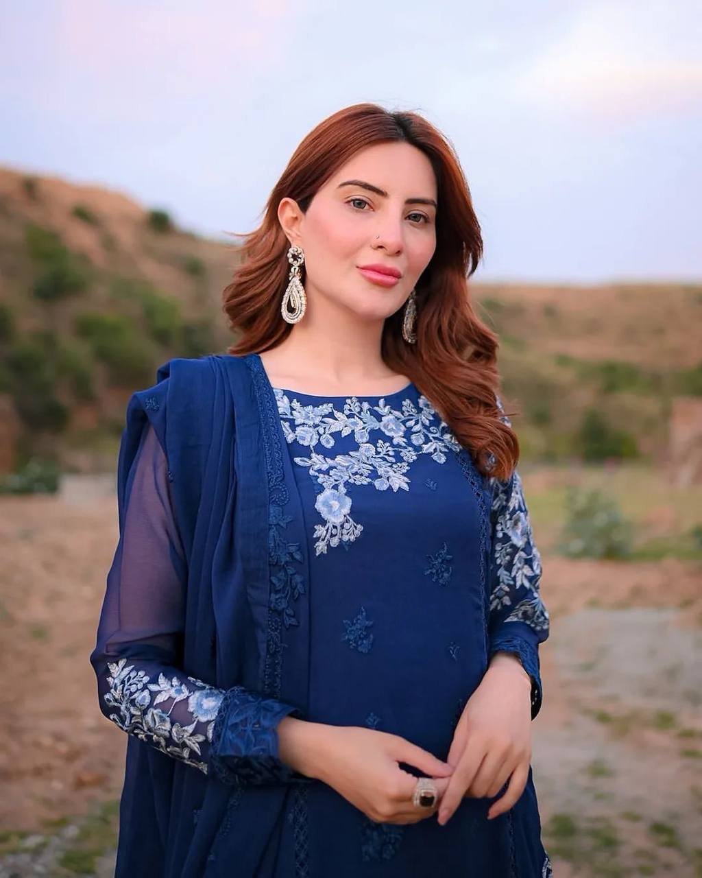 पार्टी वियर लुक: दुपट्टे के साथ टॉप और बॉटम में खूबसूरत दिखें