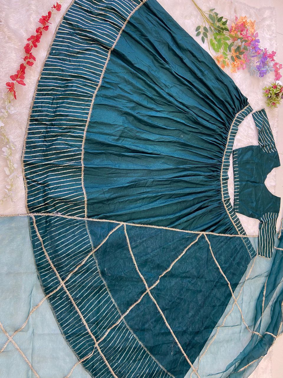 खूबसूरत गोटा पट्टी वर्क के साथ पार्टी वियर लहंगा चोली