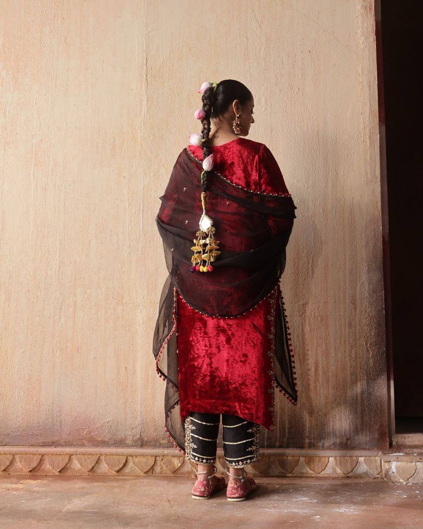 पार्टी वियर लुक डिज़ाइनर टॉप और बॉटम दुपट्टे के साथ