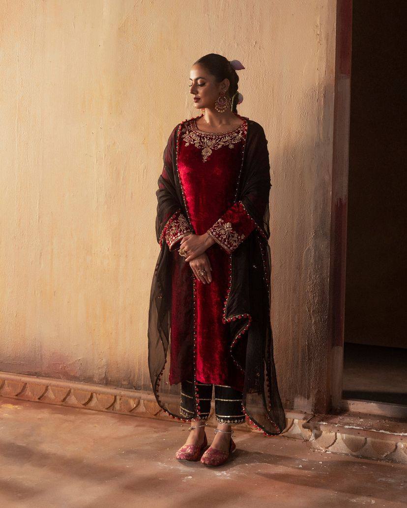 पार्टी वियर लुक डिज़ाइनर टॉप और बॉटम दुपट्टे के साथ