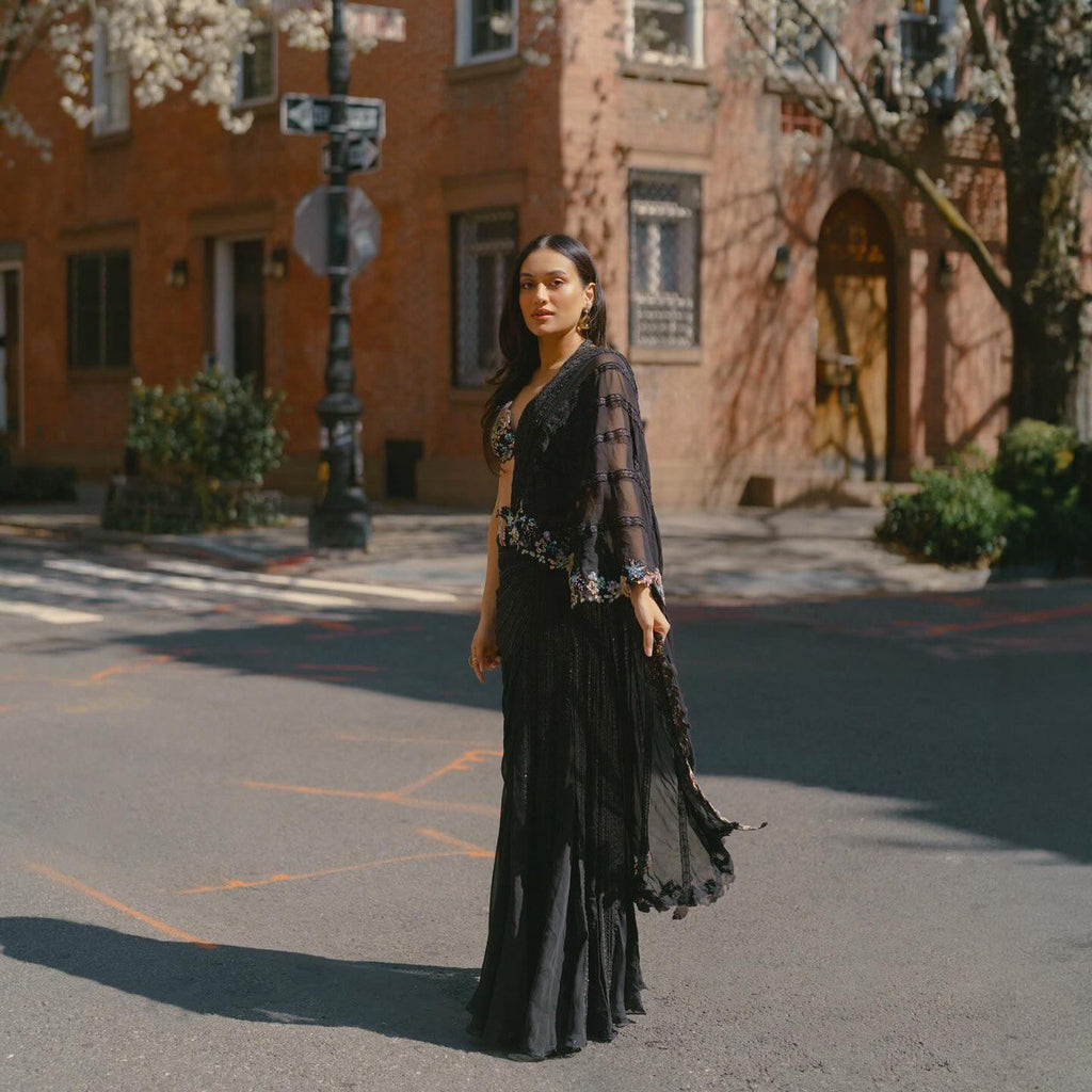 पार्टी वियर लुक डिज़ाइनर साड़ी सीक्वेंस वर्क के साथ