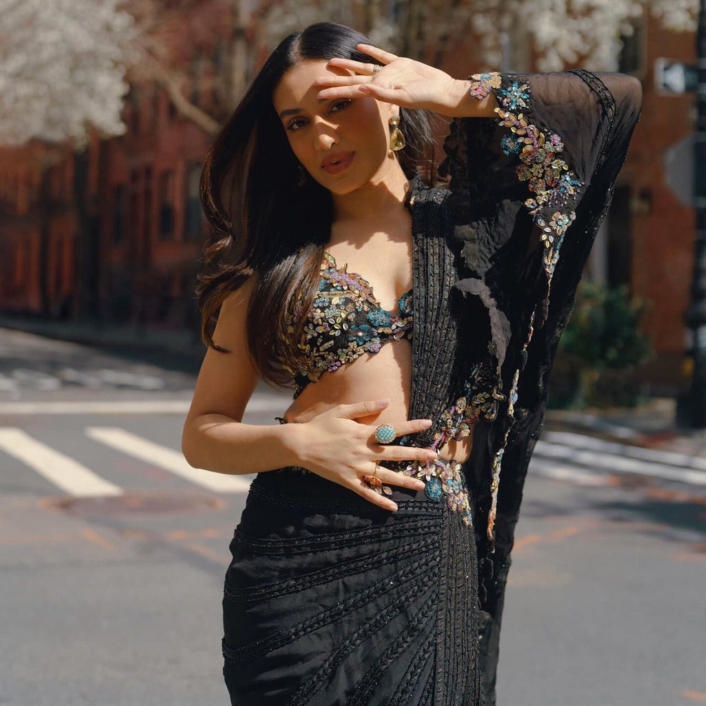 पार्टी वियर लुक डिज़ाइनर साड़ी सीक्वेंस वर्क के साथ