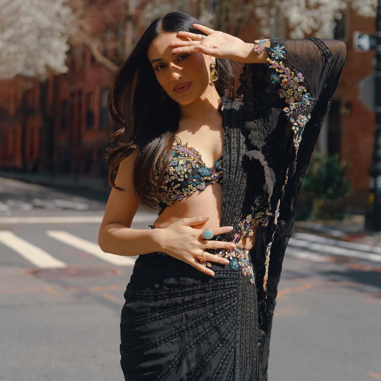 पार्टी वियर लुक डिज़ाइनर साड़ी सीक्वेंस वर्क के साथ