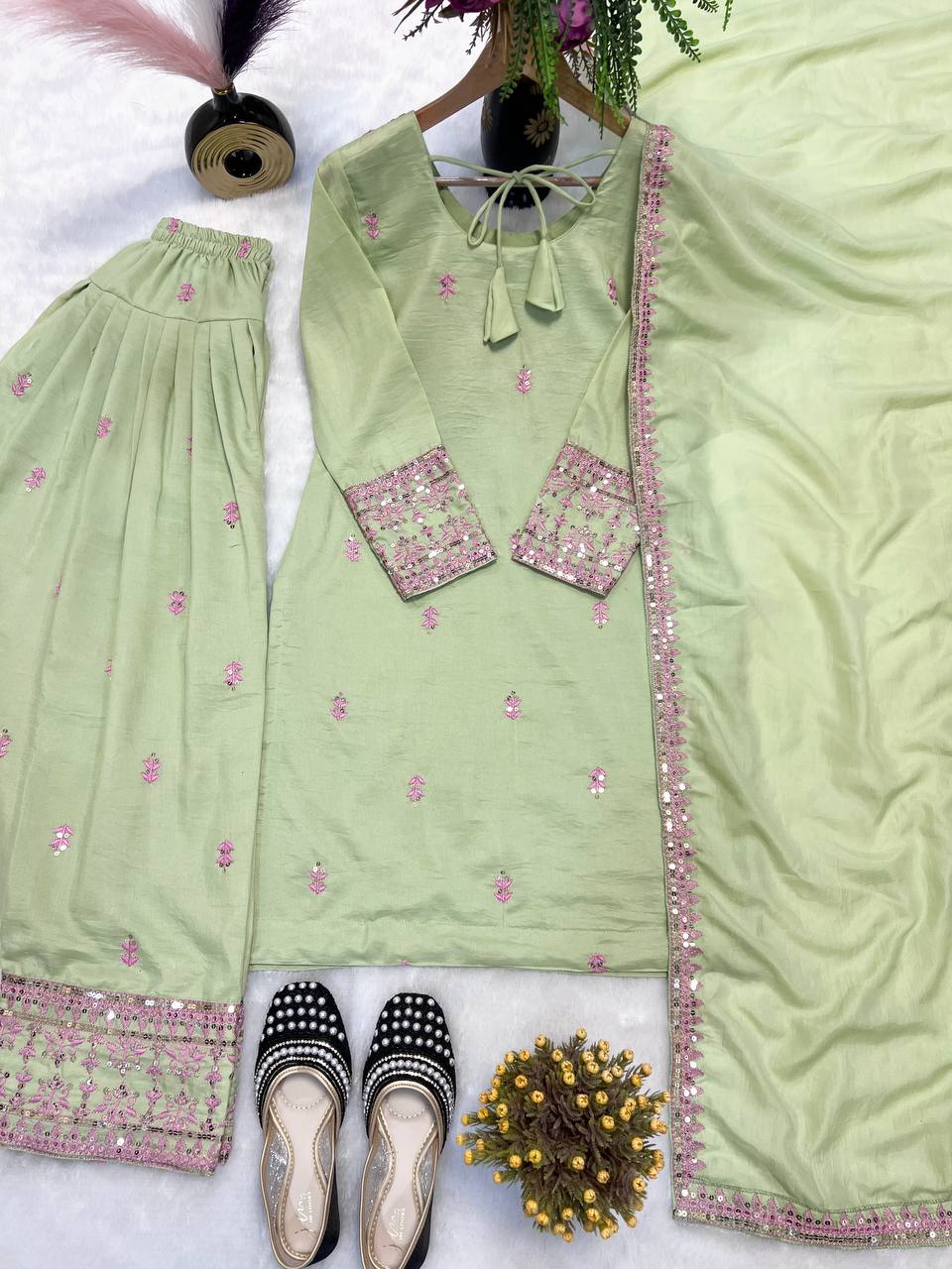 फर्शी सलवार के साथ डिज़ाइनर पार्टी वियर लुक टॉप