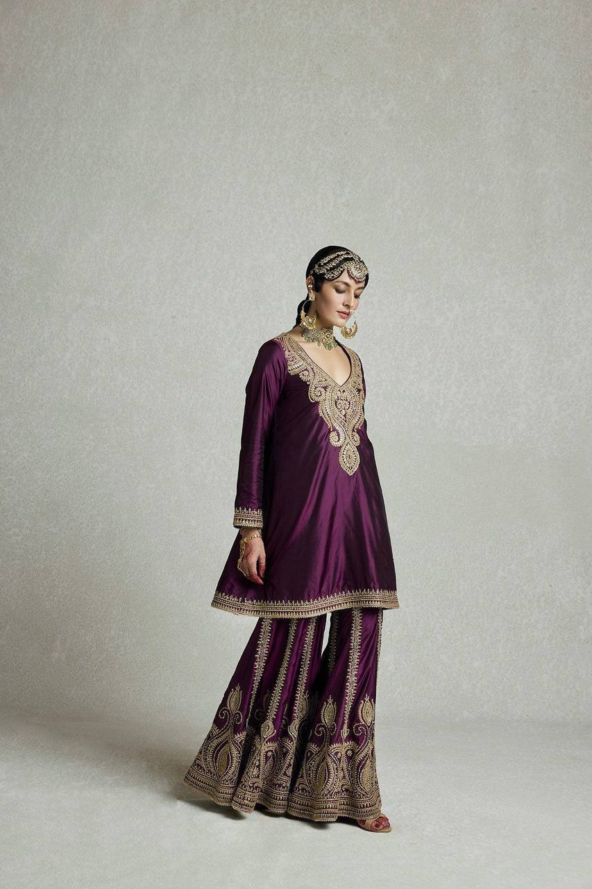 सेक्विन कढ़ाई वर्क के साथ पार्टी वियर लुक सूट सेट