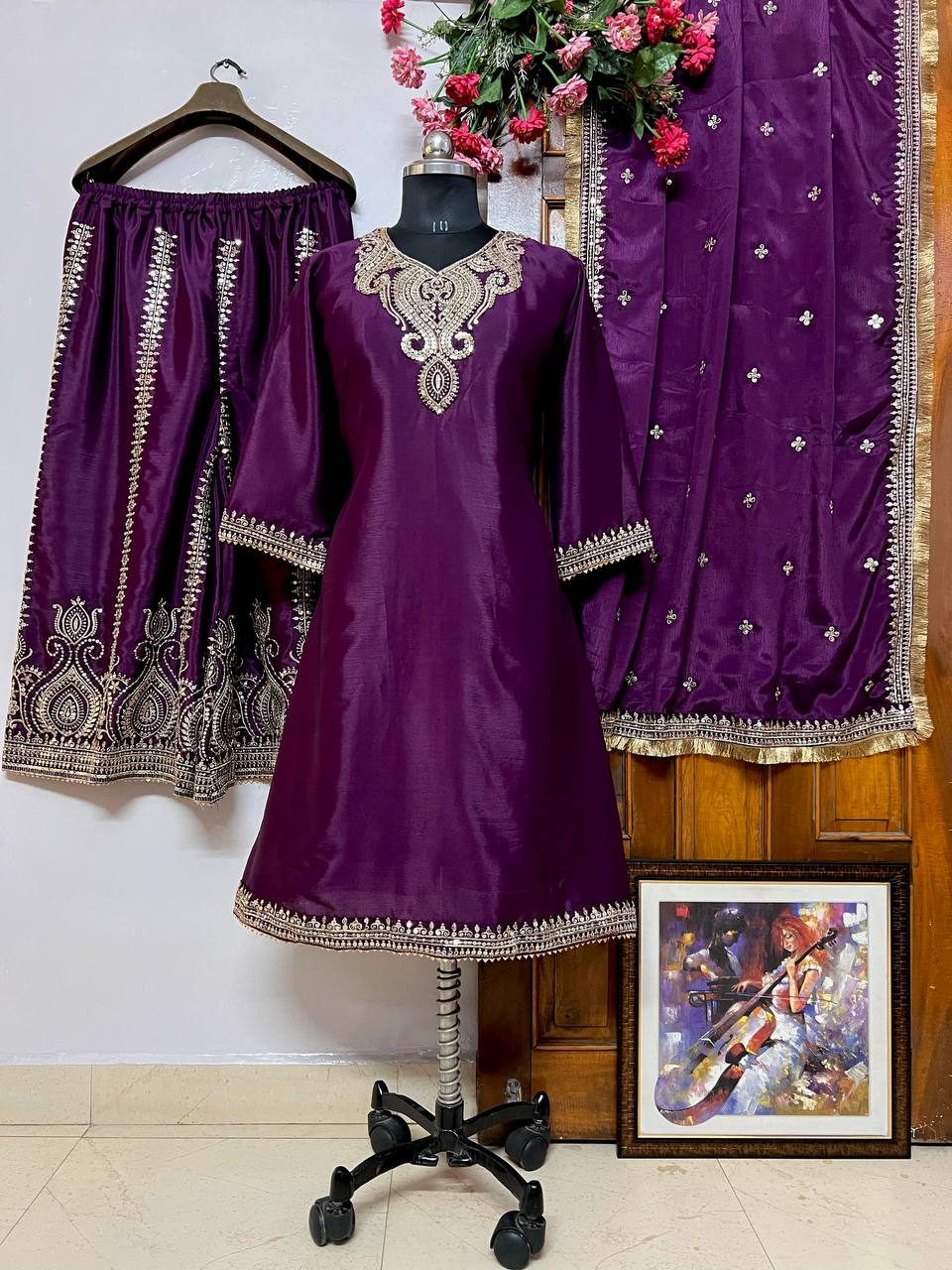 सेक्विन कढ़ाई वर्क के साथ पार्टी वियर लुक सूट सेट