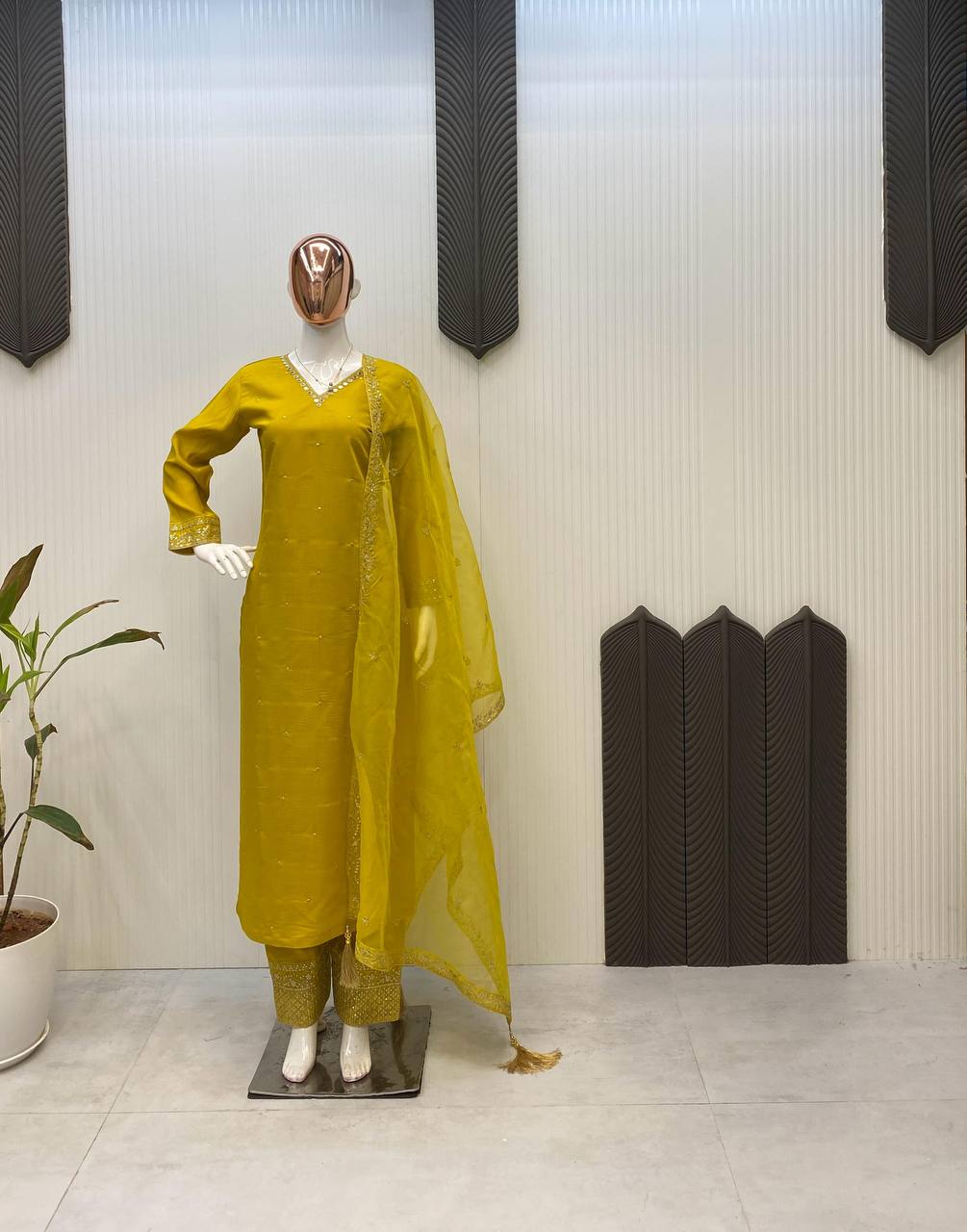 कढ़ाई और मिरर वर्क के साथ पार्टी वियर डिज़ाइनर सूट सेट