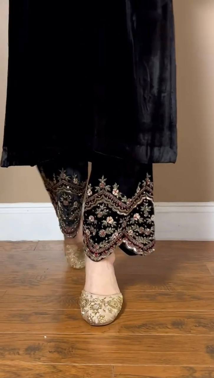 पार्टी वियर लुक टॉप-बॉटम और दुपट्टा थ्रेड और सीक्वेंस वर्क के साथ