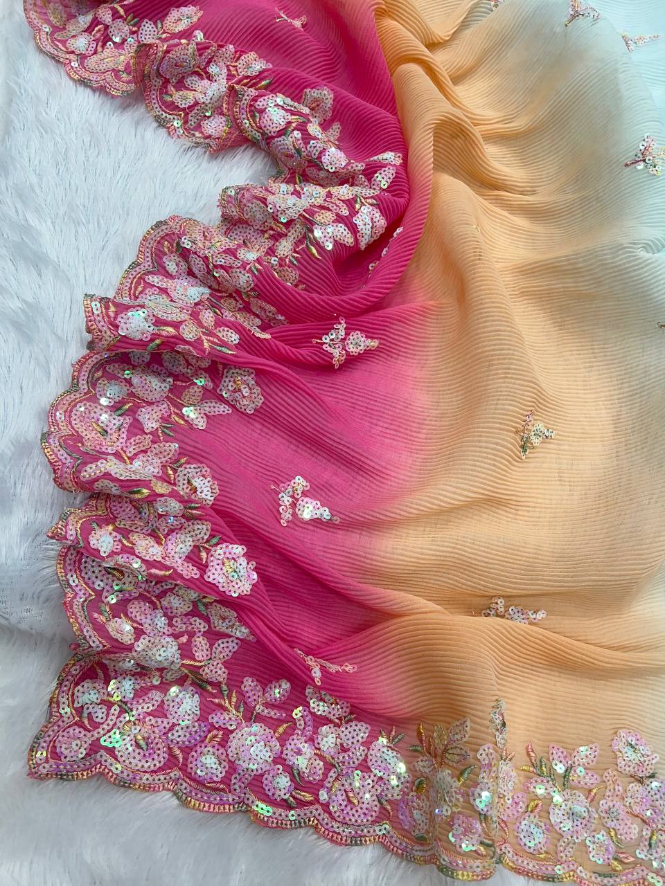 सीक्वेंस एम्ब्रॉयडरी वर्क वाली पार्टी वियर डिज़ाइनर साड़ी