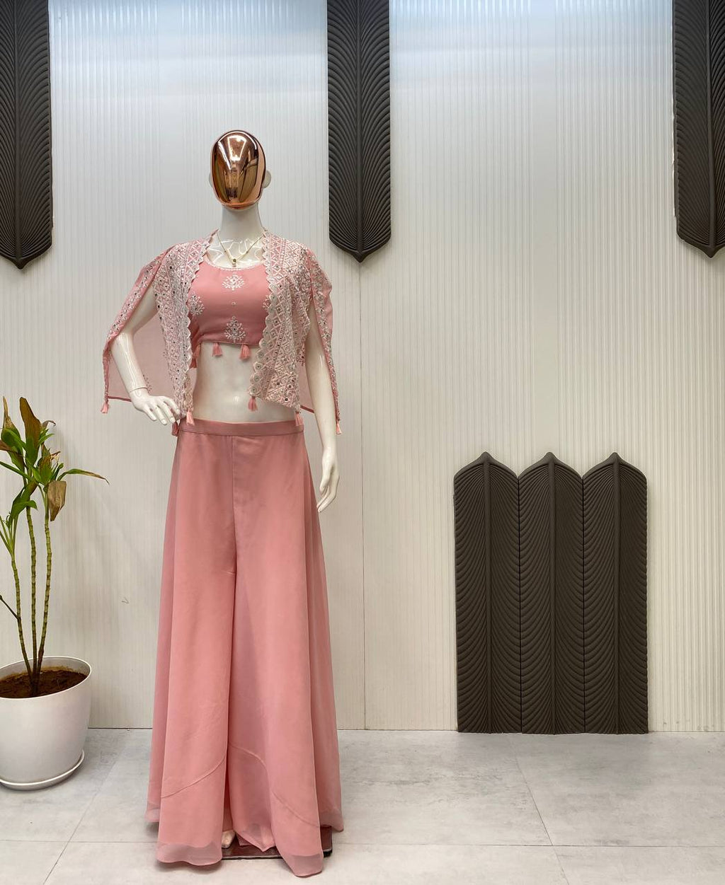 ट्रेंडिंग पार्टी वियर थ्री पीस ब्लाउज़, प्लाज़ो और श्रग