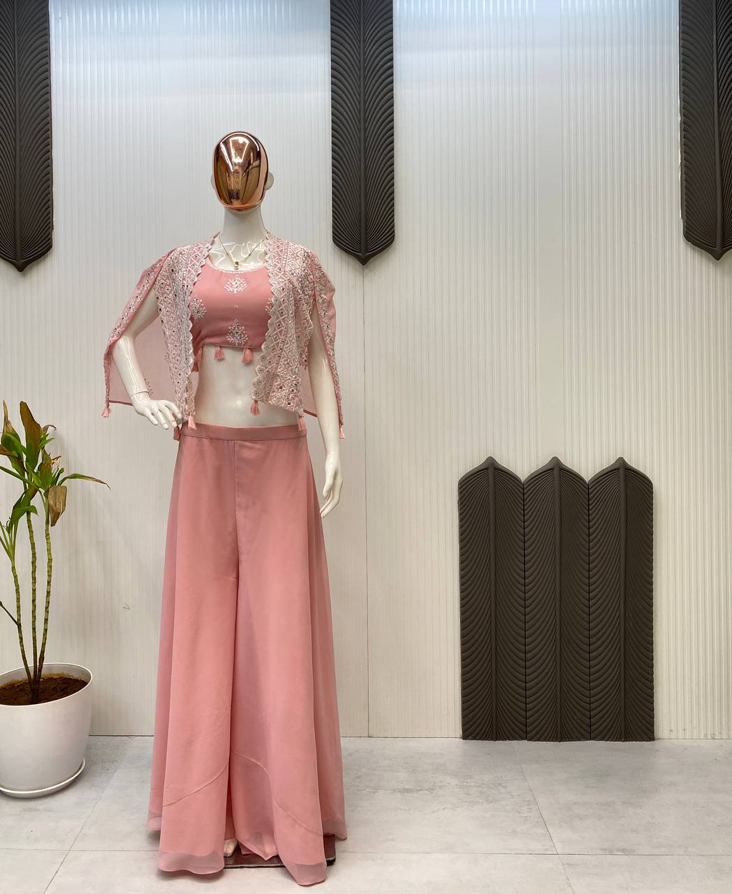 ट्रेंडिंग पार्टी वियर थ्री पीस ब्लाउज़, प्लाज़ो और श्रग