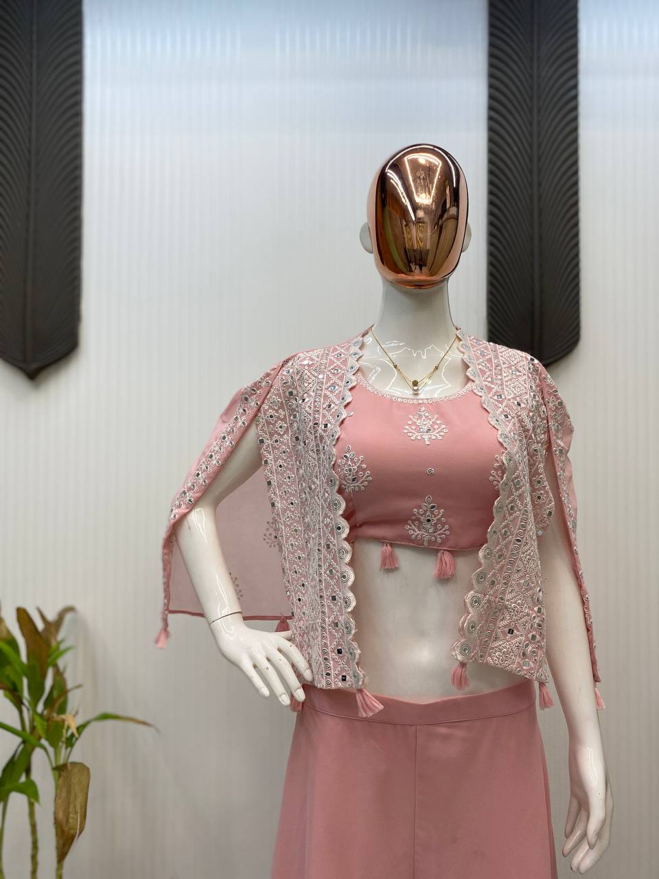 ट्रेंडिंग पार्टी वियर थ्री पीस ब्लाउज़, प्लाज़ो और श्रग