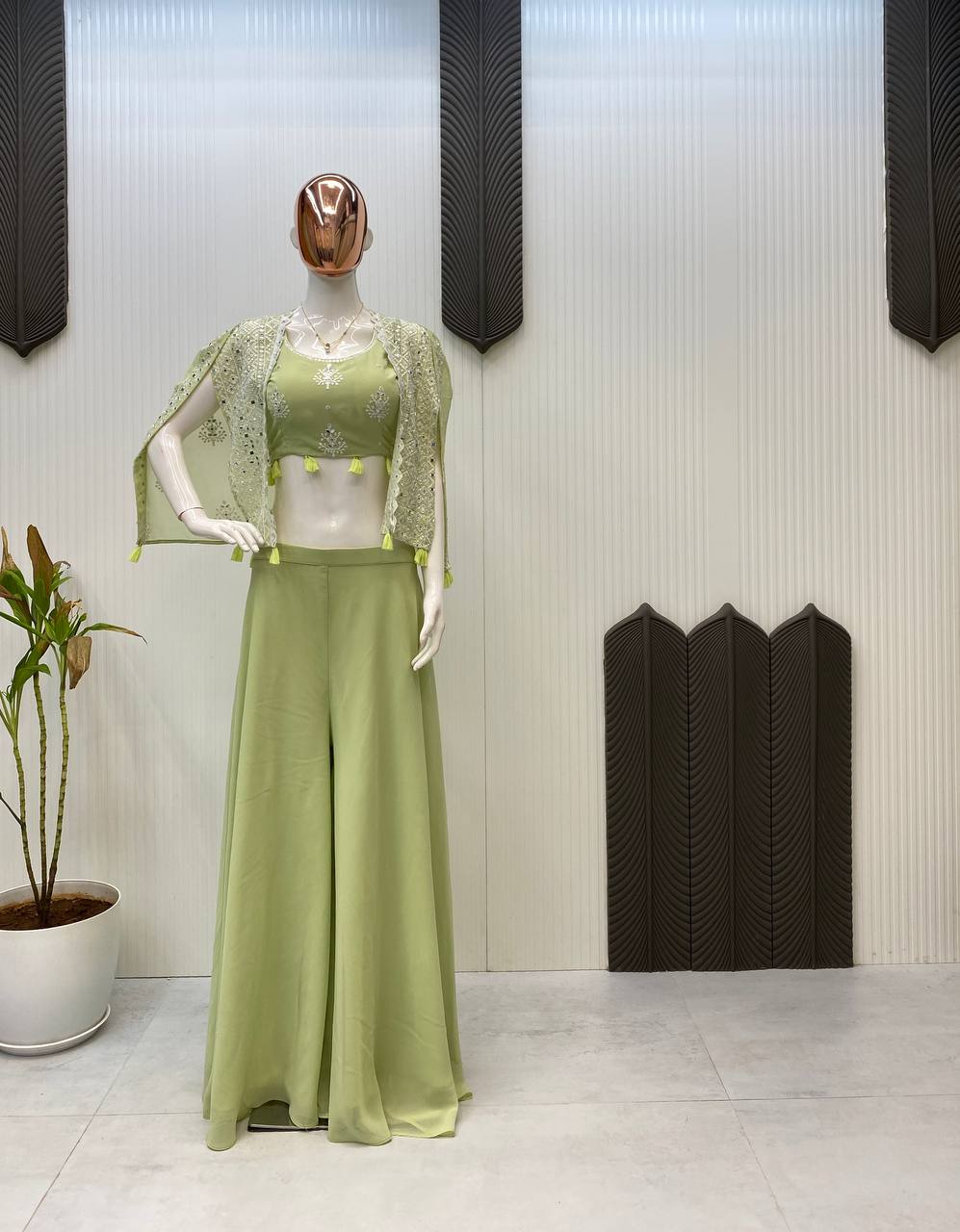 ट्रेंडिंग पार्टी वियर थ्री पीस ब्लाउज़, प्लाज़ो और श्रग