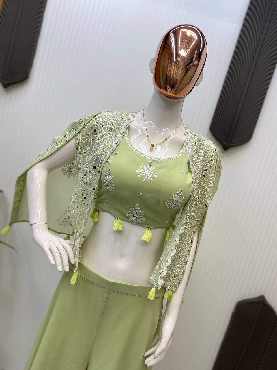 ट्रेंडिंग पार्टी वियर थ्री पीस ब्लाउज़, प्लाज़ो और श्रग