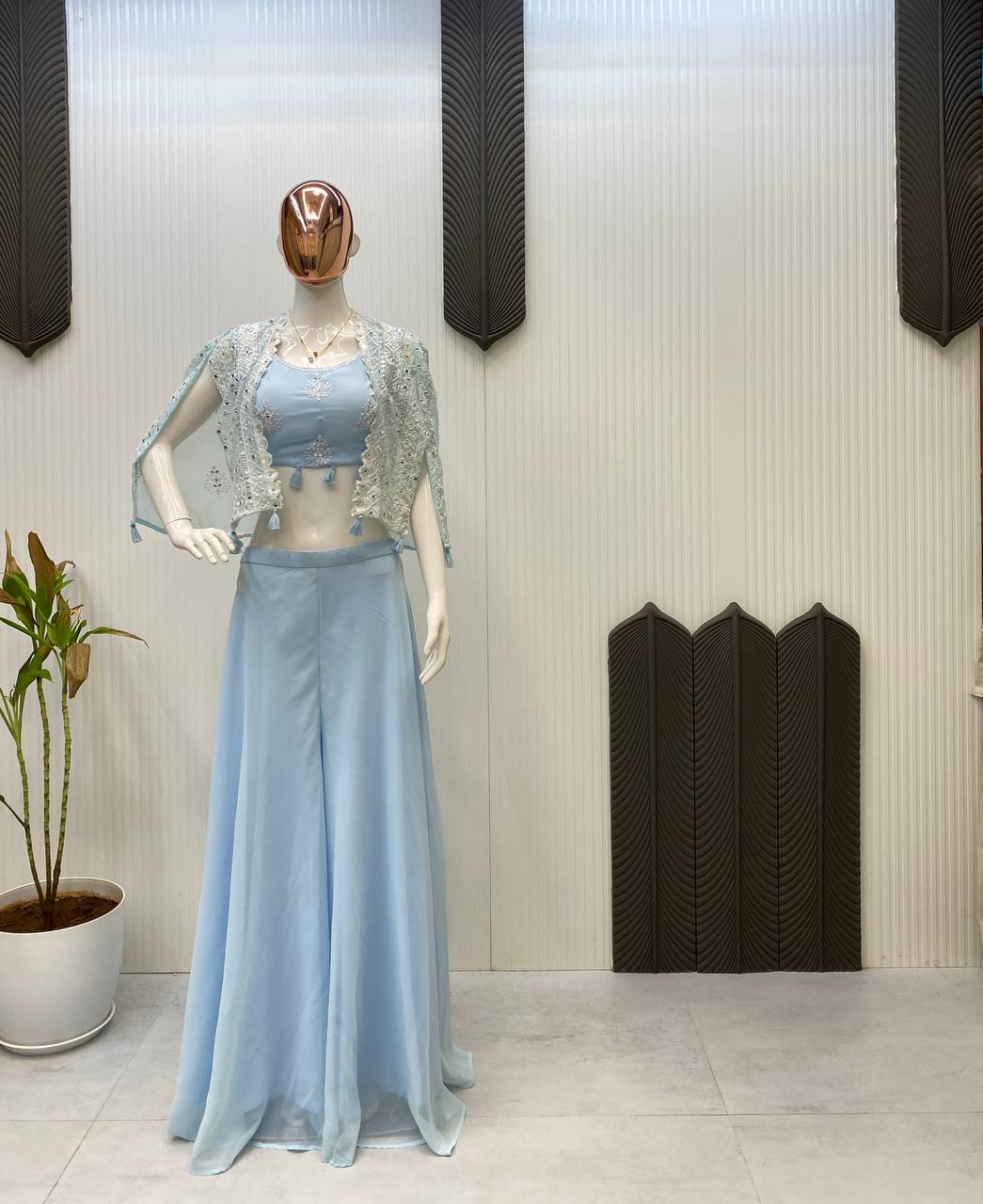 ट्रेंडिंग पार्टी वियर थ्री पीस ब्लाउज़, प्लाज़ो और श्रग