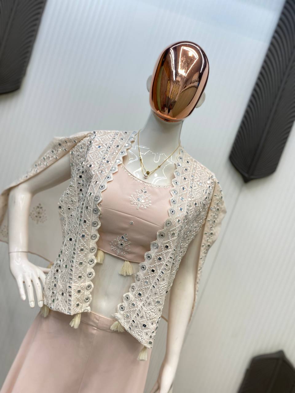 ट्रेंडिंग पार्टी वियर थ्री पीस ब्लाउज़, प्लाज़ो और श्रग